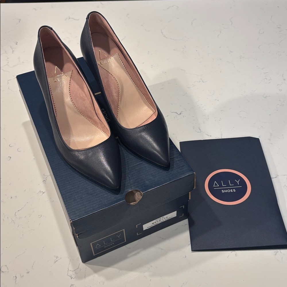 ALLY NYC designer shoes classic 3 inch pumps heels EU sz 35.5 - US sz 5 NAVY NWT